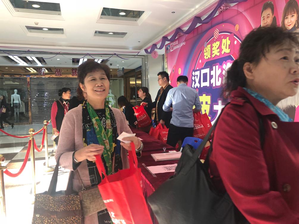 剁剁剁！今天经视砍价王在汉口北掀起了一场超热的千人团购！