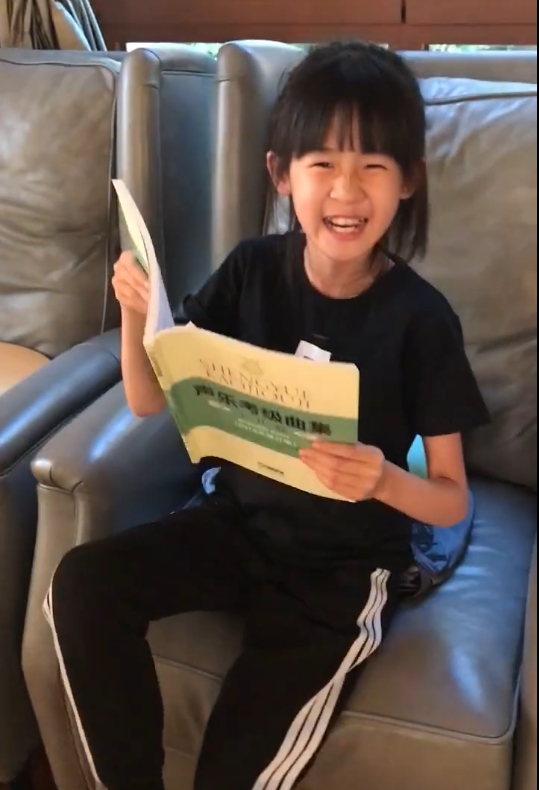 贝儿弹吉他,12岁贝儿弹吉他有模有样