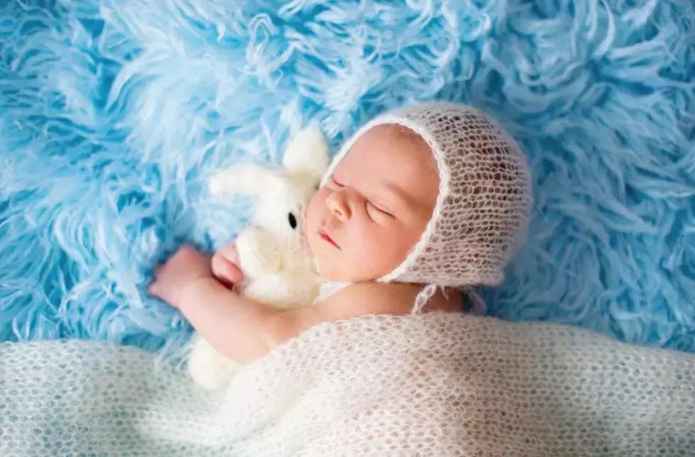 5岁男孩摸着妈妈乳房才能入睡，“恋物”扎了多少妈妈的心