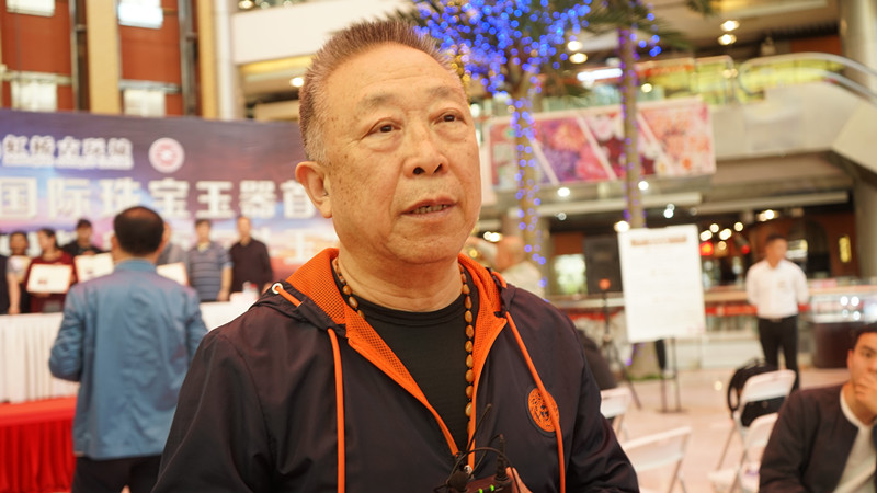 虹桥古玩城斗玉成瘾—好玉者近悦远来