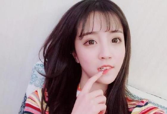 网红莉哥戏唱*歌国**遭封杀，同样的事件，李咏的行为却获网友点赞