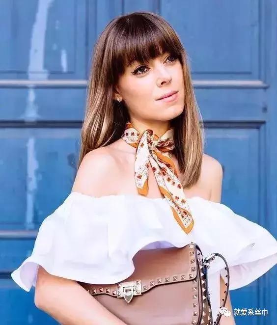 丝巾女人味十足,女士小丝巾气质打法
