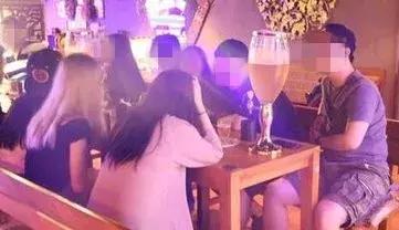 大学生骑机车撞轿车身亡,一学生骑车被撞身亡