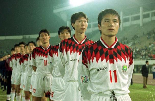 前国足球星彭伟国近况，曾公然招妓被抓获，现是足协官员