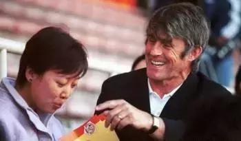 意大利美女足球记者,国内足球场边美女记者