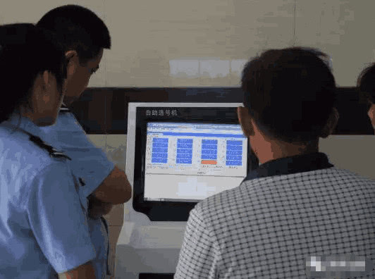 一男子摇到777连号车牌,摇中888车牌号