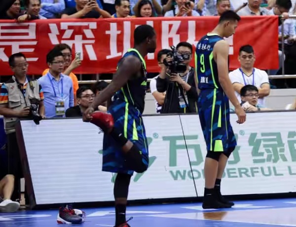 易建联，郭艾伦在CBA联赛中穿自己代言的鞋子，为姚主席点赞