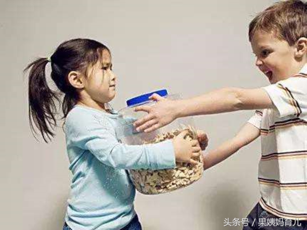 孩子爱抢别人手里的玩具,孩子爱抢东西家长该怎么办