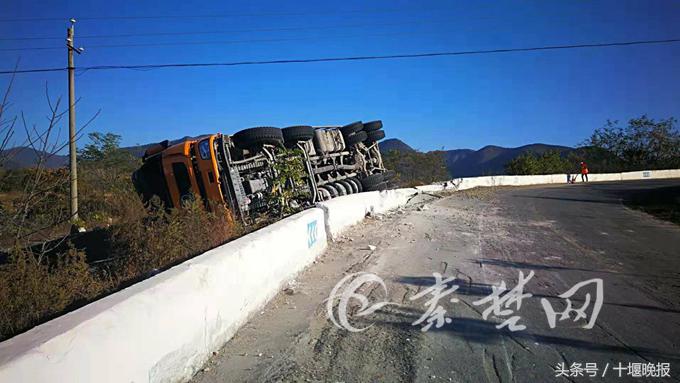 货车冲出缓冲道货车坠崖司机死亡,大货车发生侧翻三辆小车惊险避开