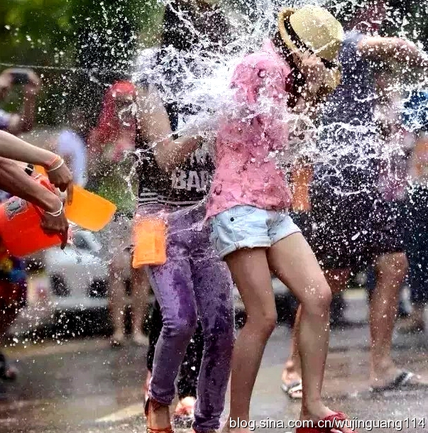 美女云南西双版纳傣族泼水节歌舞,2010西双版纳傣族万人泼水节