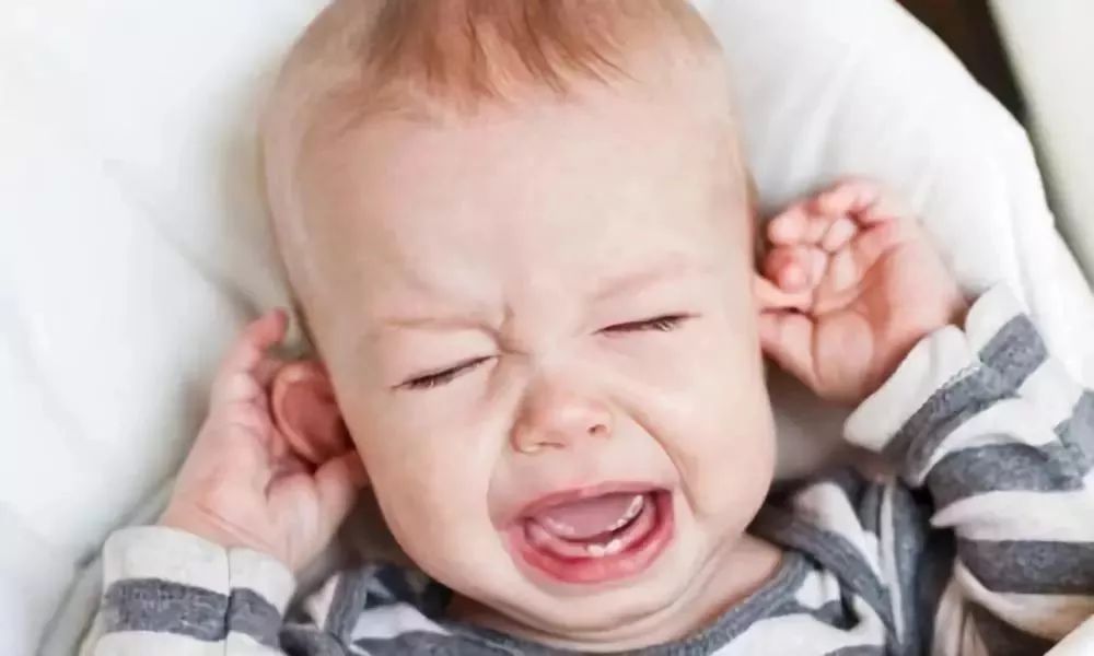 宝宝耳朵脓血直流，差点失聪！这些小动作成元凶，家长不能忽视