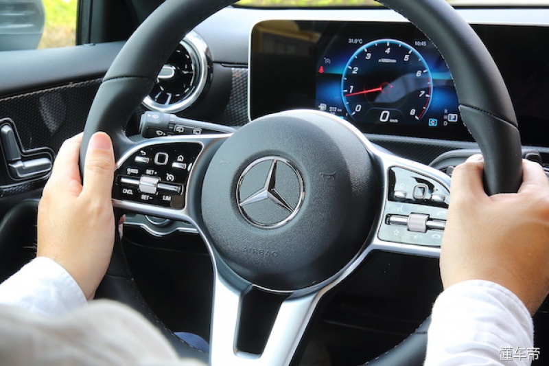 奔驰a200掀背车,试驾车解析