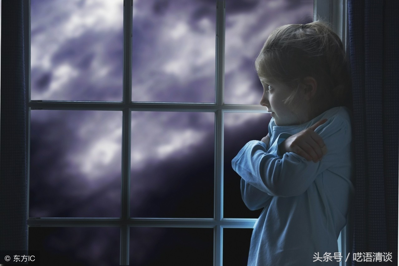 怪物来了躲在家里,怪物来袭小孩危险