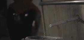 朋友来访赠了一壶好茶,朋友拿出珍藏四十几年的酒