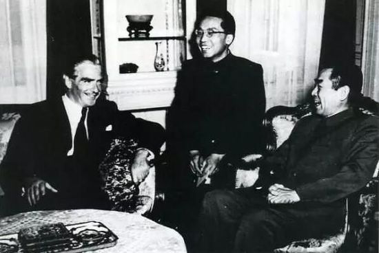 霍英东做了什么?他感动中国,国葬礼遇,港澳顶流人物为他抬棺