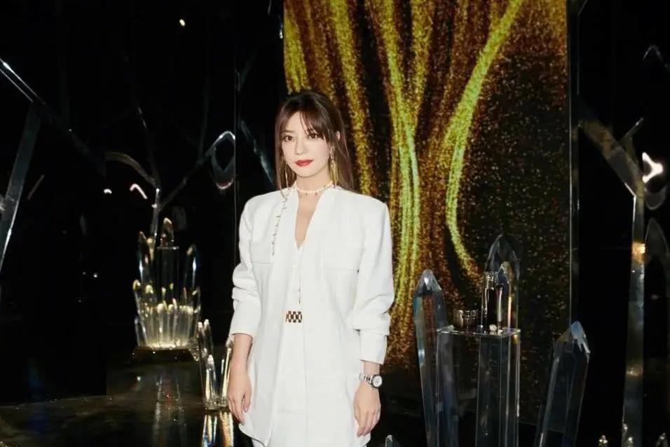 周冬雨成为金像金马双料影后,周冬雨金鸡金像影后颁奖视频