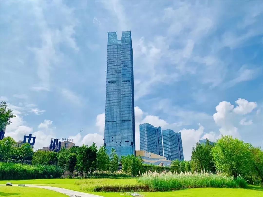 高坪区城市全貌,城在山水间画卷中