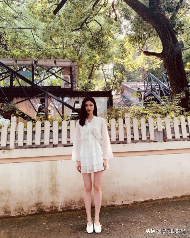 江疏影穿搭同款裙子 (江疏影吊带裙穿搭)