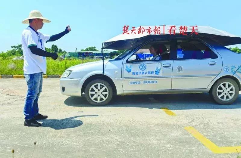 武汉这驾校太神奇了，学车时教练和学员都不说话，看完原因网友纷纷点赞