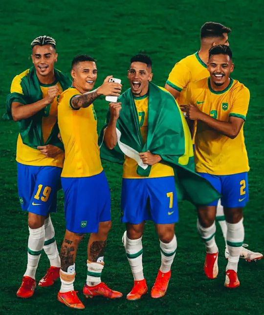 巴西男足拒穿领奖服的原因,两不得罪权衡利弊