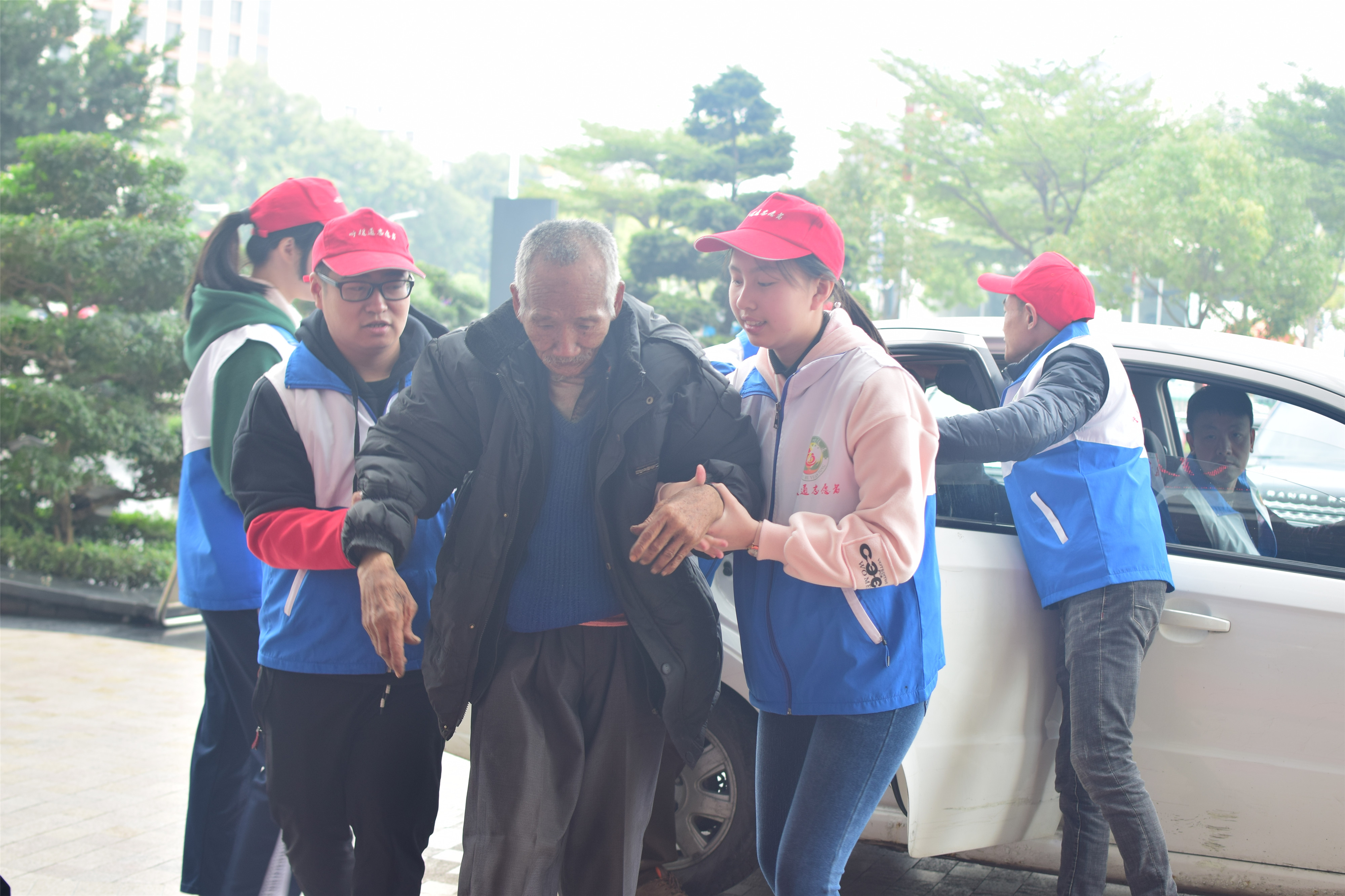 龙湖区第八个善待鳏寡百叟宴今举行铂晶大酒店多年资助大爱奉献