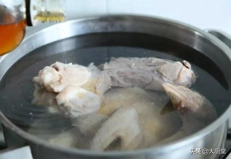 不懂熬高汤，如何能做出上好的卤汤？学学高手的经验吧