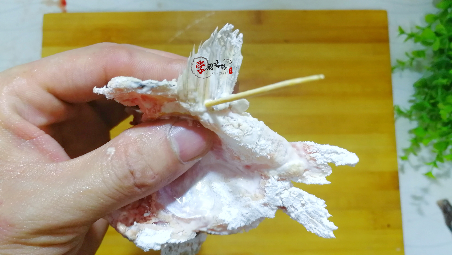 松鼠鱼口味酸甜宴客倍儿有面,厨师制作松鼠鱼