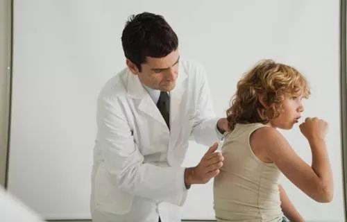 宝宝咳嗽打针吃药都不管用怎么办,孩子咳嗽七天没好吃药不管用