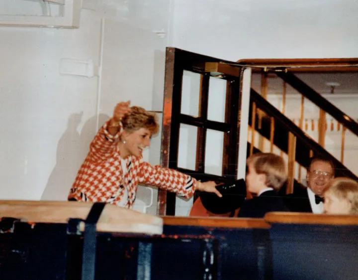 查尔斯王子和卡米拉王冠,英国查尔斯王子感染新冠确诊日期