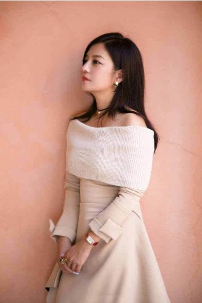 赵薇新发型!剪掉十年长发换短发,44岁嫩回24岁