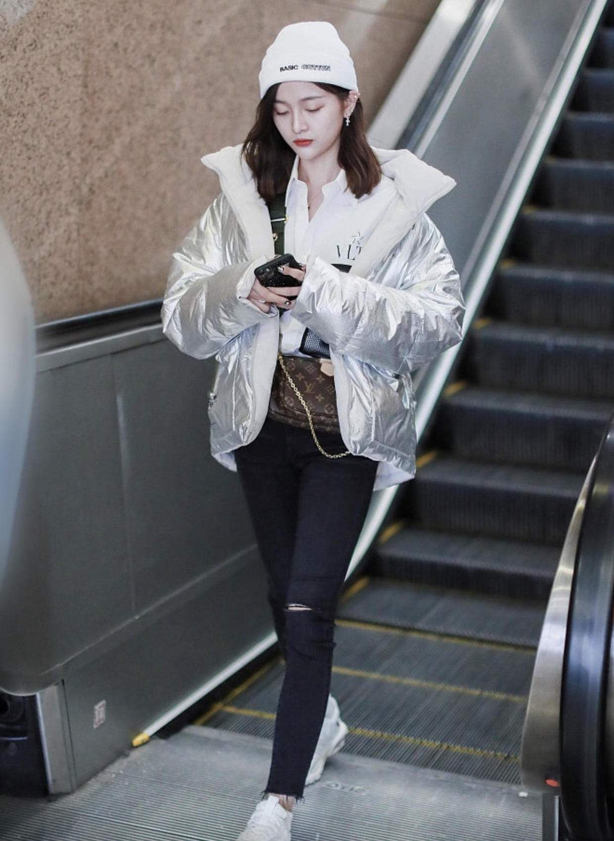 吴宣仪穿羽绒服,吴宣仪红色羽绒服