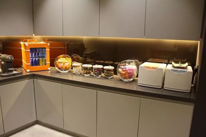 迪拜机场豪华VIP私人候机楼,还可试驾布加迪威龙,简直壕气冲天