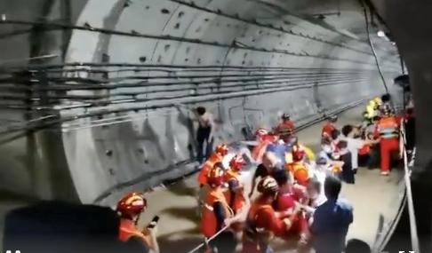 郑州暴雨悲惨视频,郑州一场暴雨后的生活