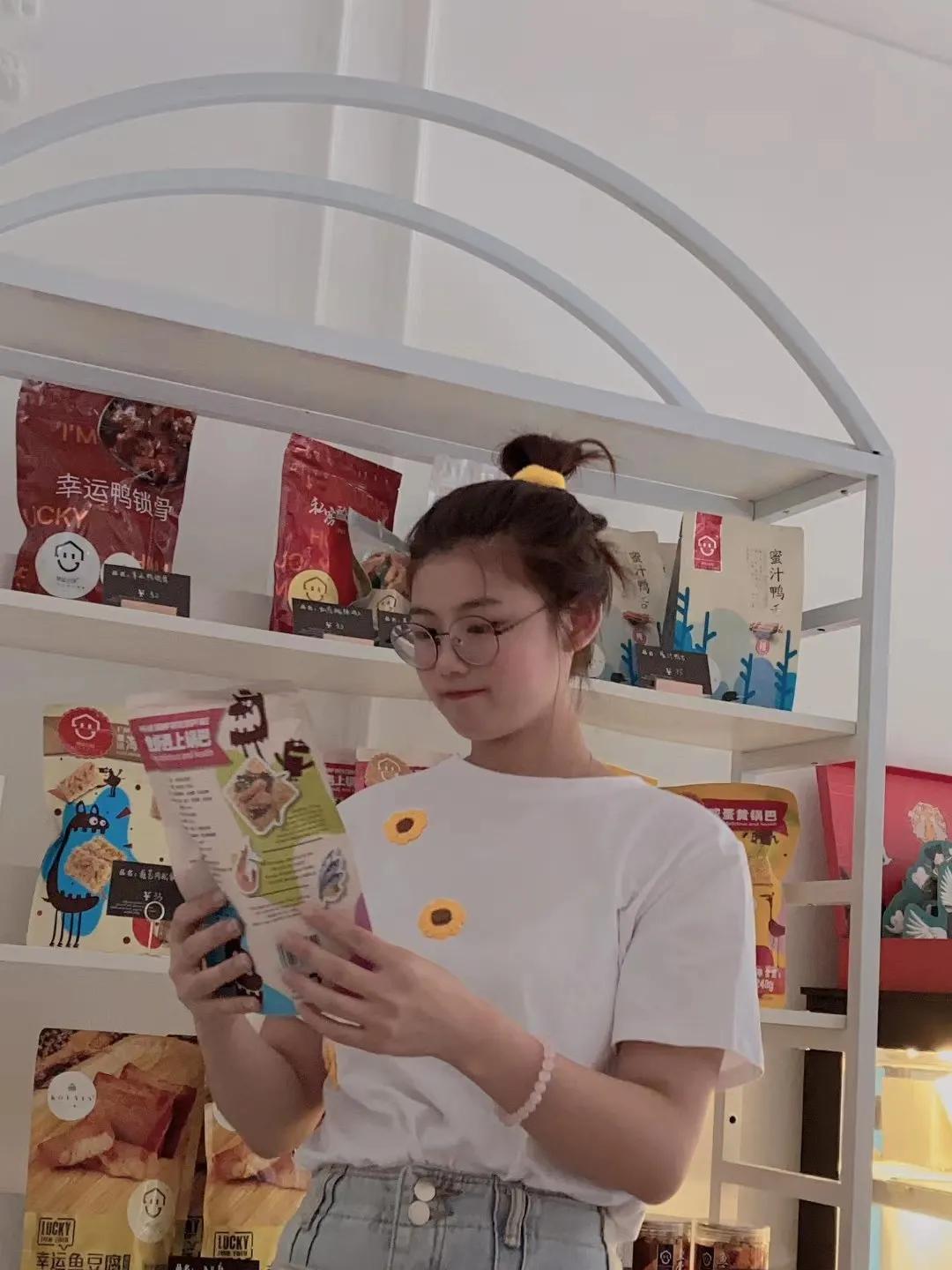 工厂车间夜间灯火辉煌,灯火通明的生产车间