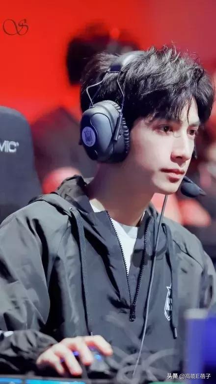 有人问罗云熙保持年轻的秘诀,少年气怎么培养