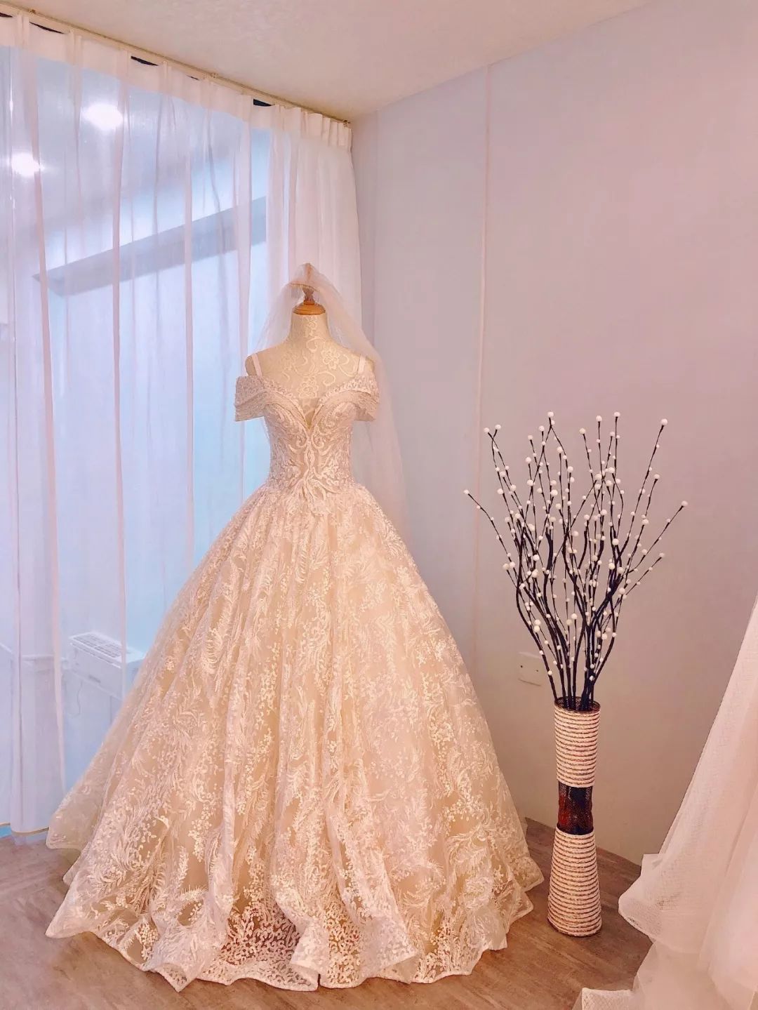 圆每个妹剂C的公主梦，这家店现在婚纱免费试，饮品+蛋糕请你食