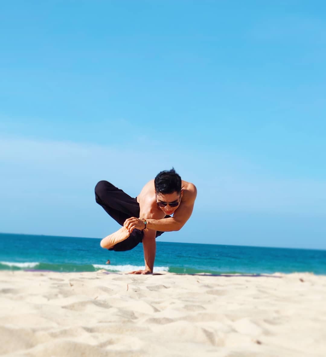 海边沙滩瑜伽体式简单好看,海滩瑜伽动作