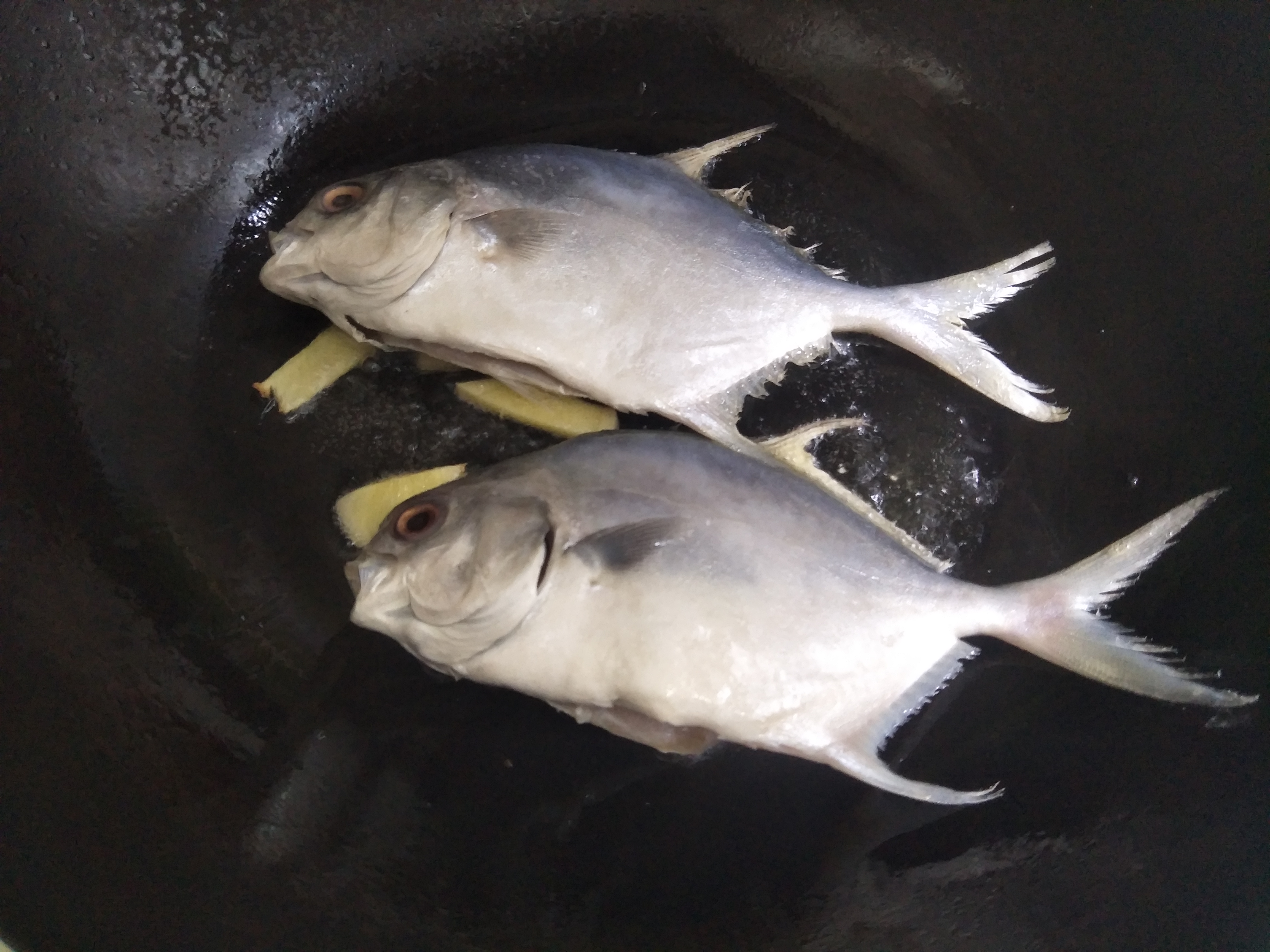 煎鱼怎么不粘锅不掉皮绝招,煎鱼不粘锅掉皮简单方法