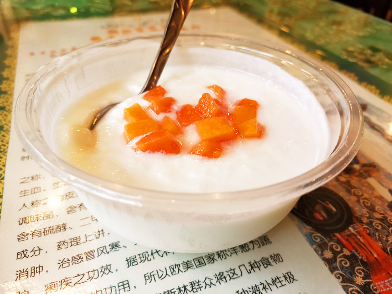 外媒首推京城*疆新**菜餐厅,东四胡同里的弯弯月亮