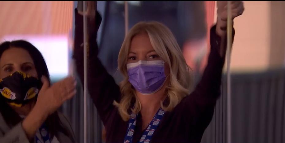 43分0失误,珍妮巴斯送飞吻