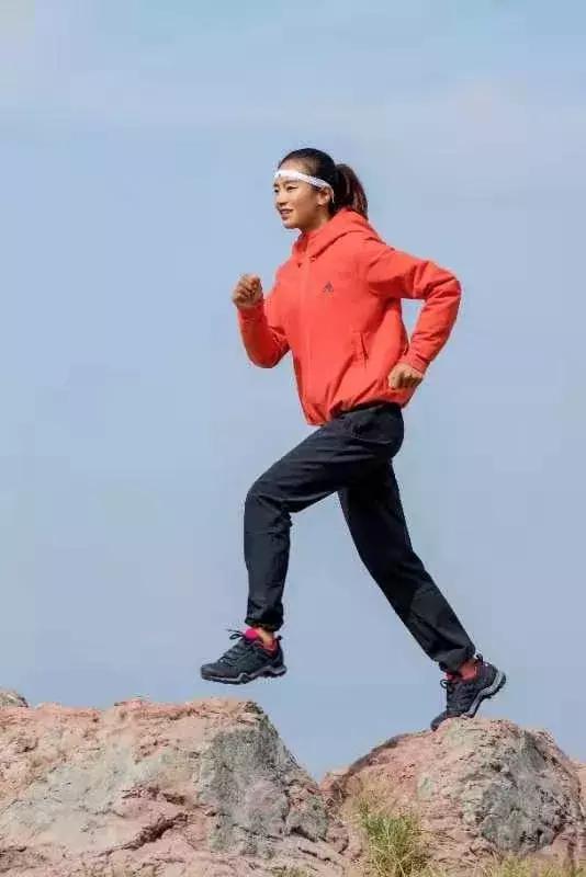 这个女孩子，首马跑2小时50分，首场百公里越野就夺冠