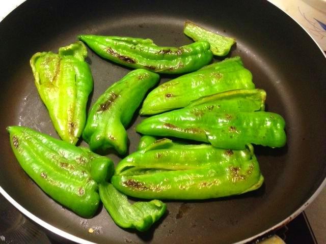 做虎皮青椒一定要控干水分吗,做虎皮青椒后的油黑怎么办