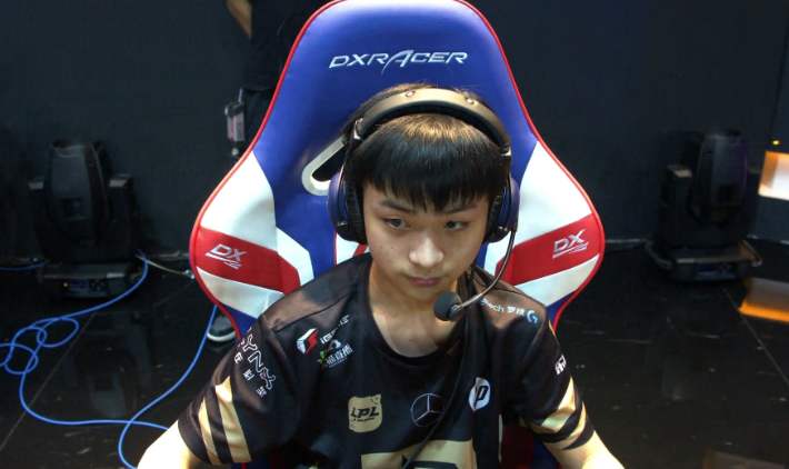 uzi和走a怪的对决,uzi顶替了谁的位置去edg