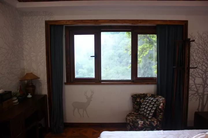 十大悬崖玻璃栈道景点,有瀑布有山还有玻璃栈道的景区