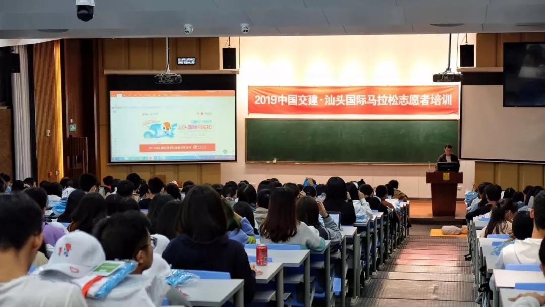 在街头当志愿者,凌晨四点出门当志愿者