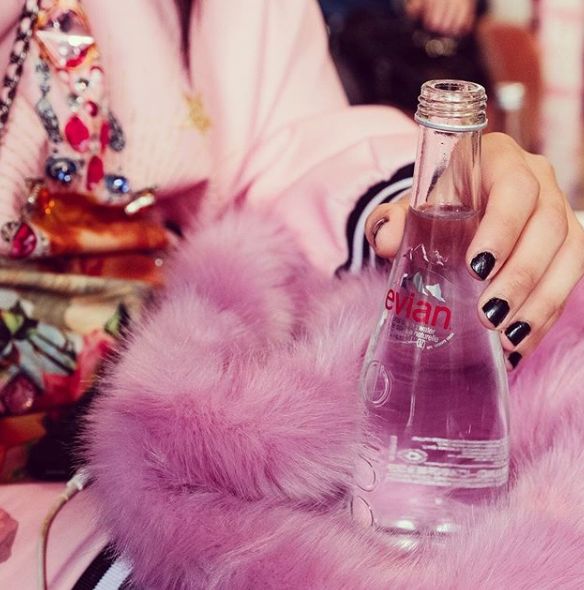 依云如何将一瓶水，成功卖出了奢侈品的味道？