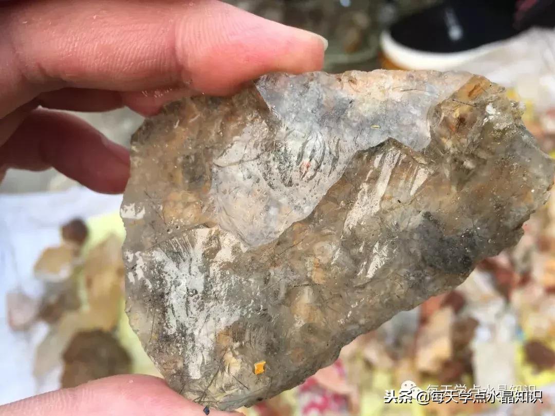 天蒙蒙亮赶个早市看一看天然水晶毛料市场