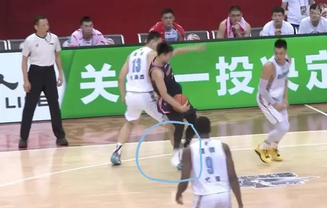 北京专场解说员双标行为惹争议，球迷直言太恶心