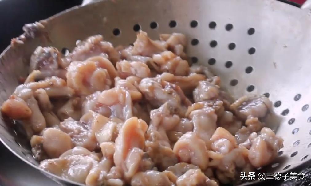 麻辣牛蛙肥肠鱼火锅最正宗做法,麻辣干锅牛蛙的做法大全视频