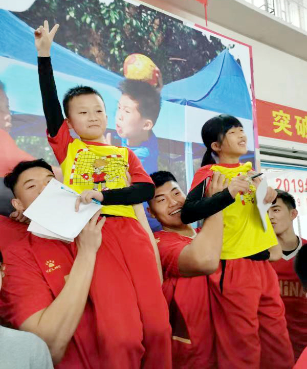 共筑手球梦国家男子手球队与广东省大中小学生联谊活动举行